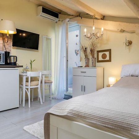 Duplex Apartment Camelia In Charming Old Town 로비니 외부 사진