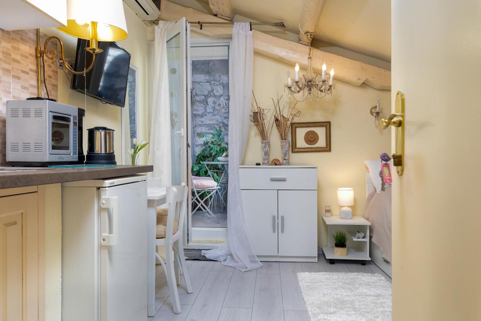 Duplex Apartment Camelia In Charming Old Town 로비니 외부 사진