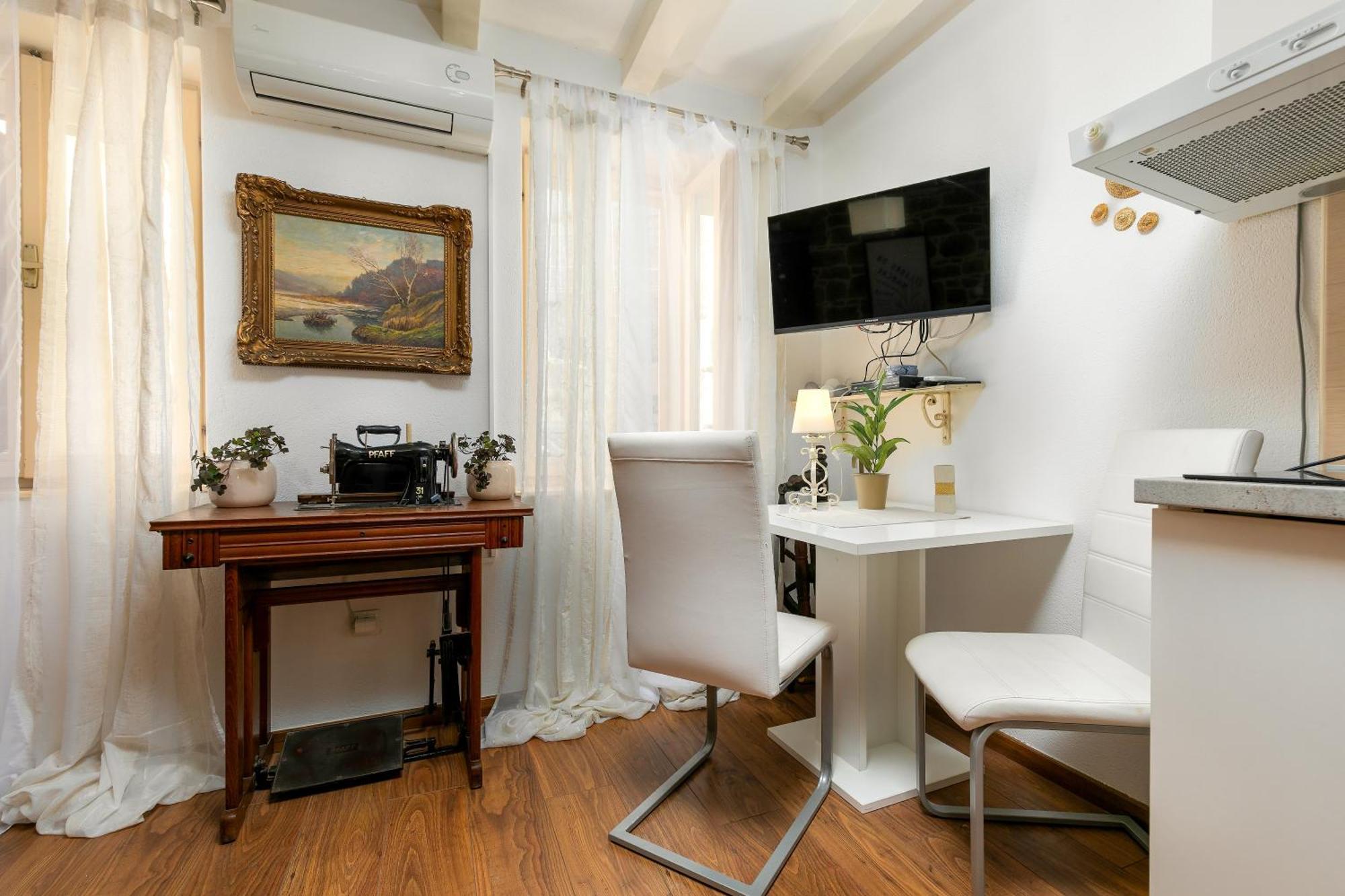 Duplex Apartment Camelia In Charming Old Town 로비니 외부 사진