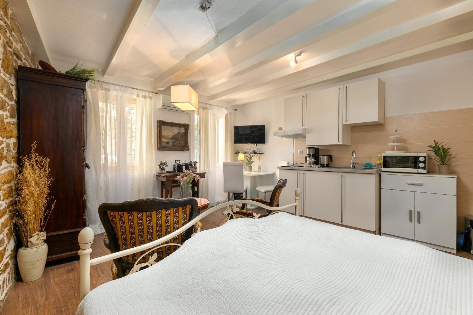 Duplex Apartment Camelia In Charming Old Town 로비니 외부 사진