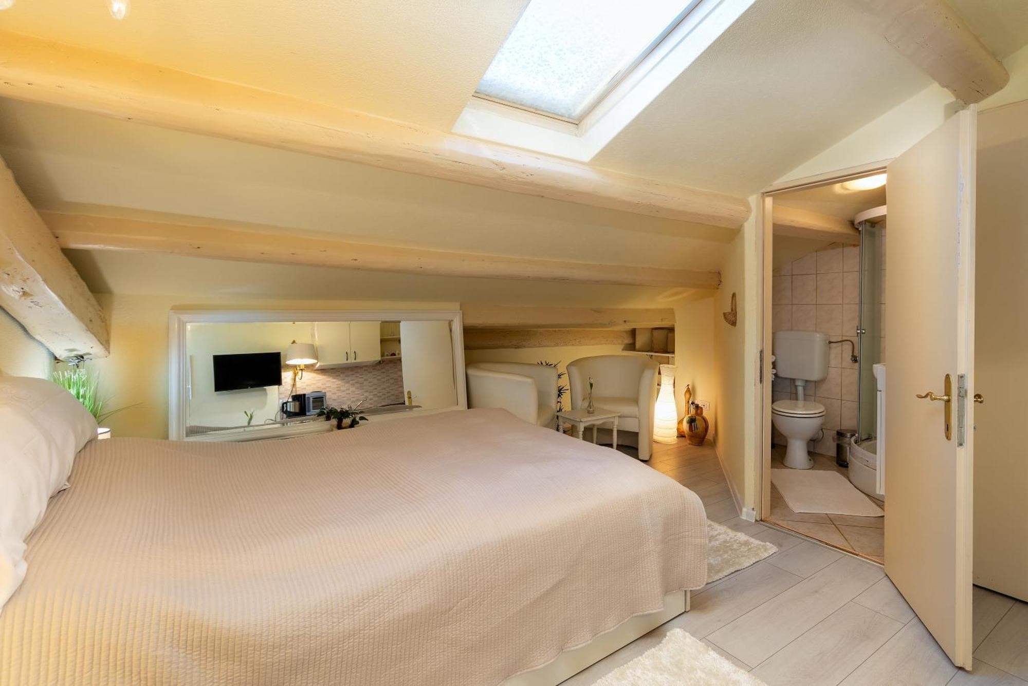 Duplex Apartment Camelia In Charming Old Town 로비니 외부 사진