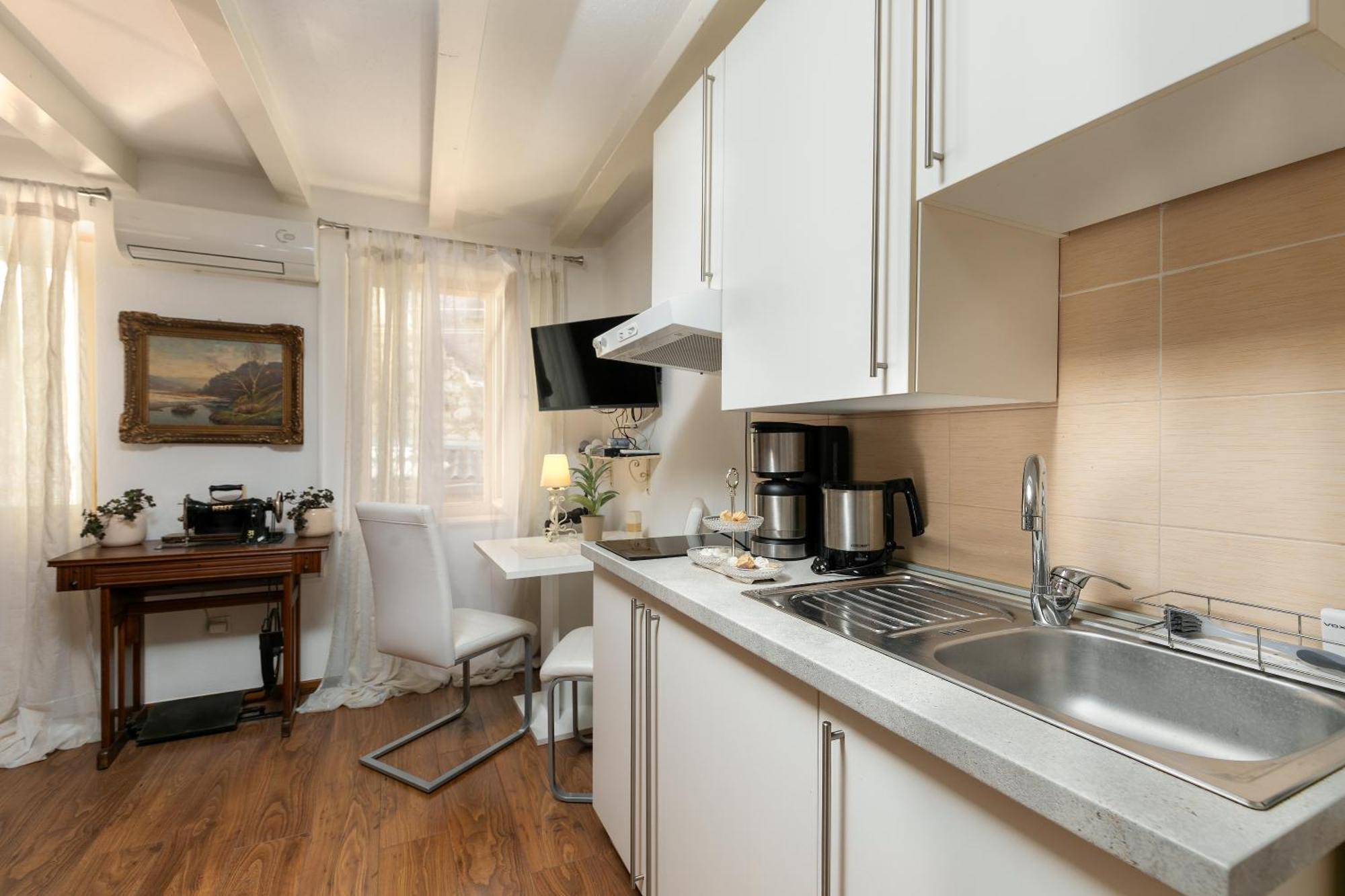 Duplex Apartment Camelia In Charming Old Town 로비니 외부 사진