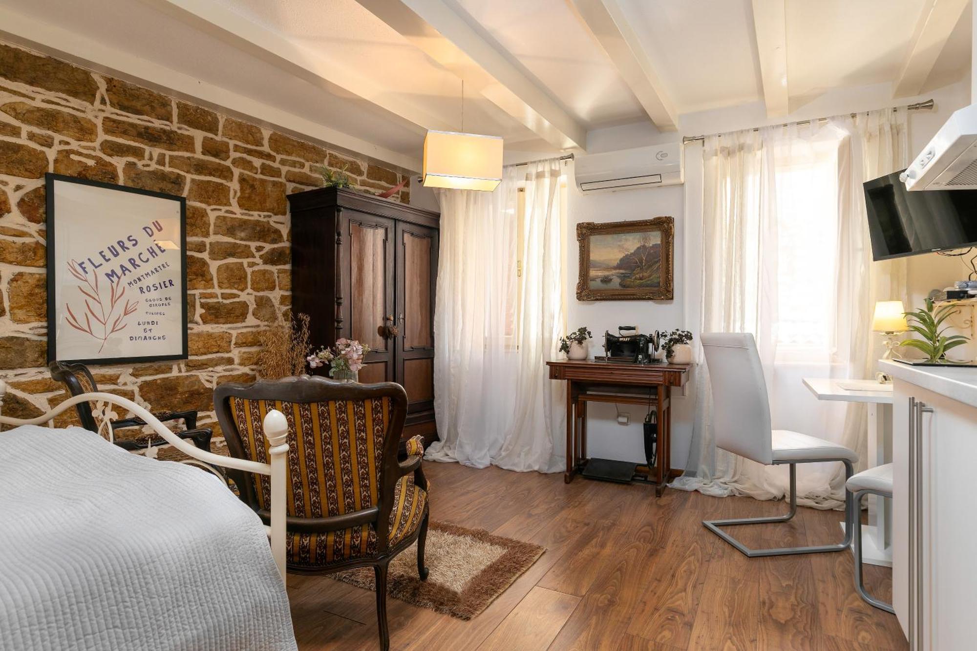 Duplex Apartment Camelia In Charming Old Town 로비니 외부 사진