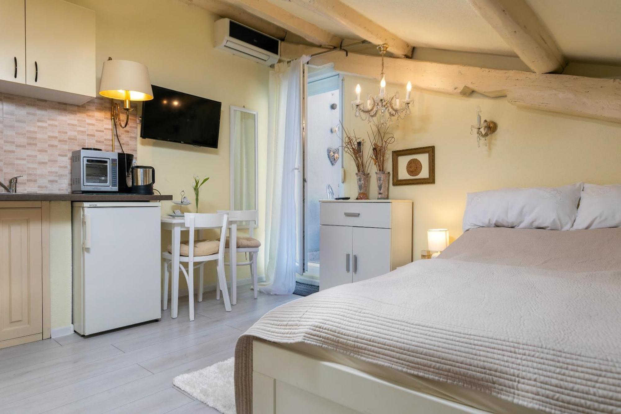 Duplex Apartment Camelia In Charming Old Town 로비니 외부 사진